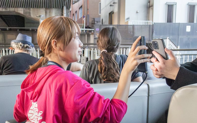 スタッフがスマートフォンのQRコードをお客様に見せている様子